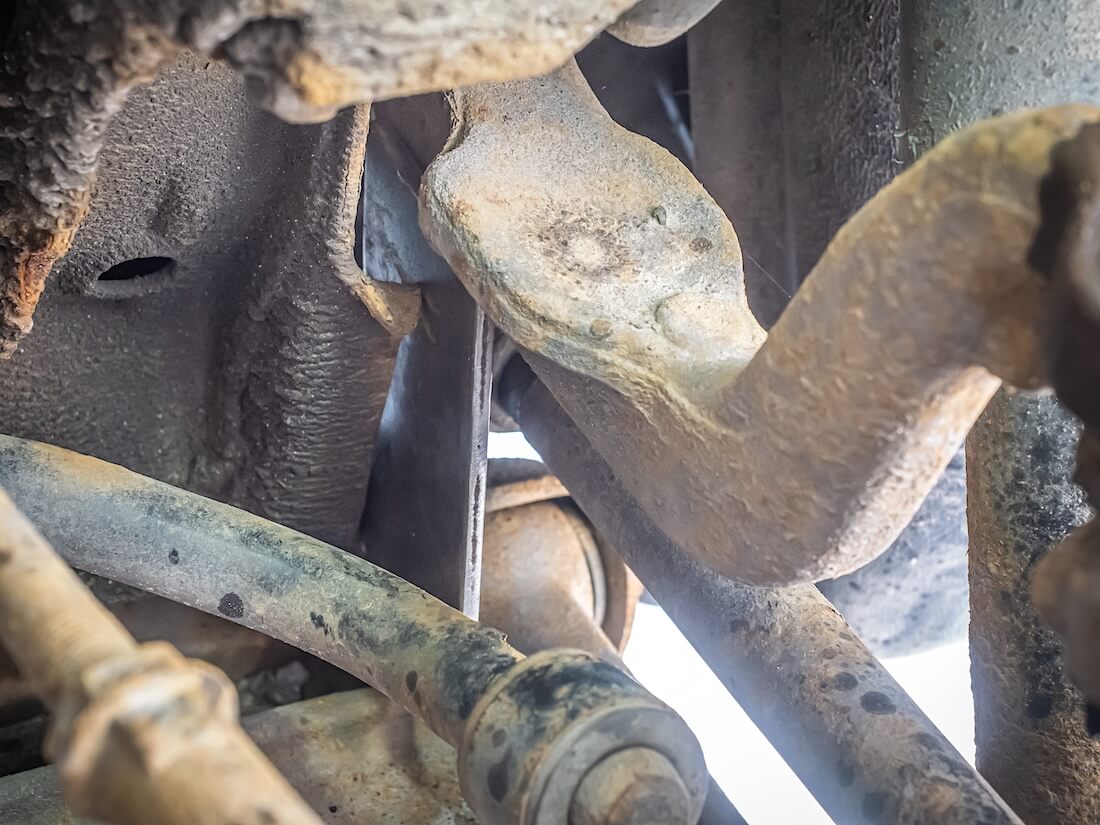 Volkswagen VW T4 jousituksen lukitustyökalu asennettuna tukivarren alle