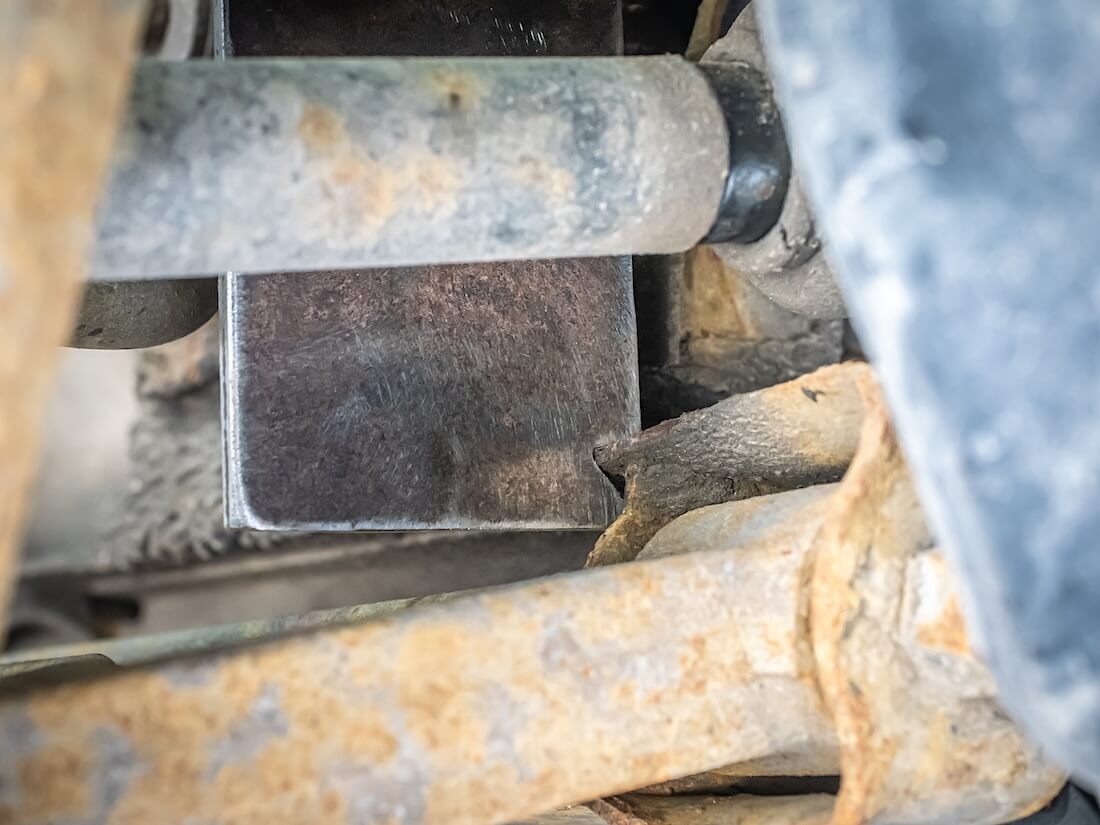 Volkswagen VW T4 jousituksen lukitustyökalu asennettuna runkopalkin päälle