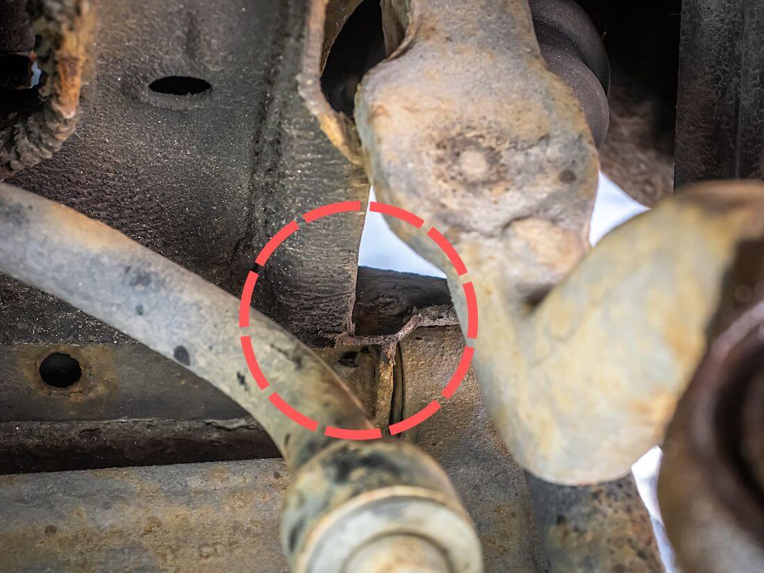 Volkswagen VW T4 jousituksen lukitustyökalun asennuskohta