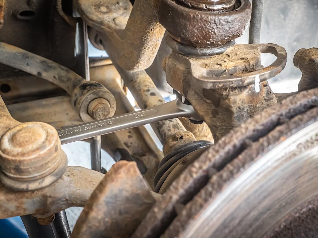 Volkswagen VW T4 yläpallonivelen kiinnitysmutterin aukaiseminen