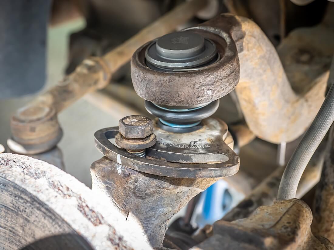 Volkswagen VW T4 uuden yläpallonivelen säätölevyn asentaminen