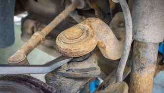 Volkswagen VW T4 yläpallonivelen välyksen tarkistaminen