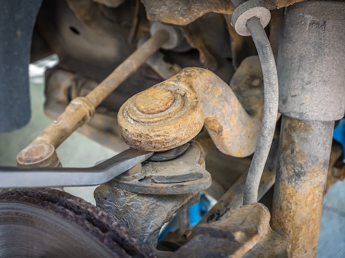 Volkswagen VW T4 yläpallonivelen välyksen tarkistaminen