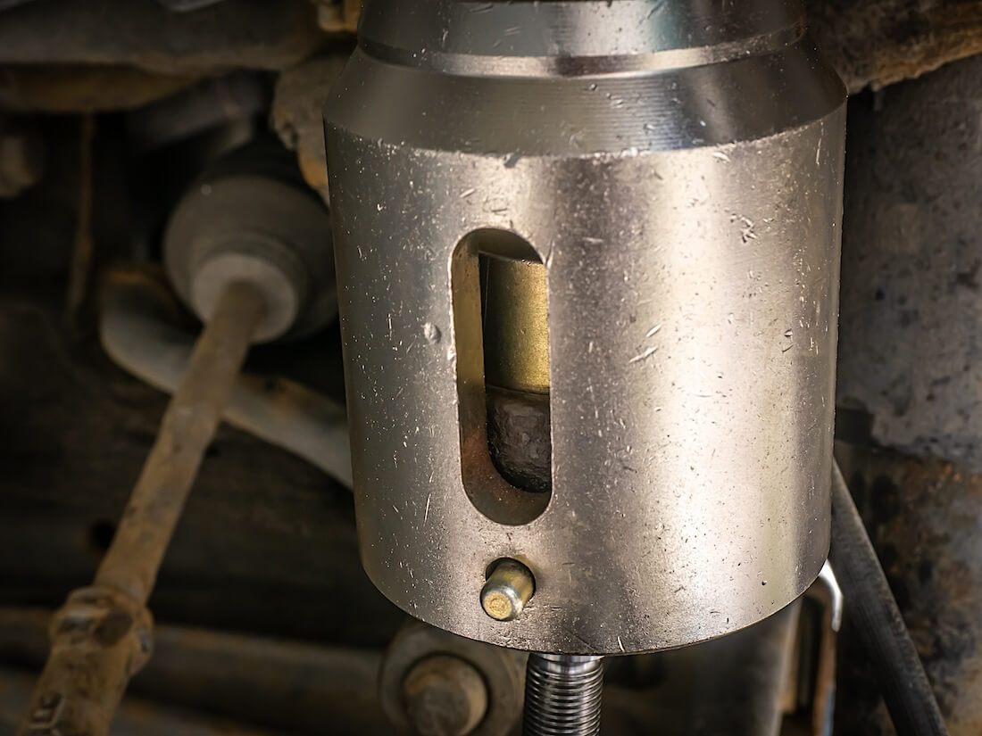 Volkswagen VW T4 yläpallonivelen asentaminen työkalulla