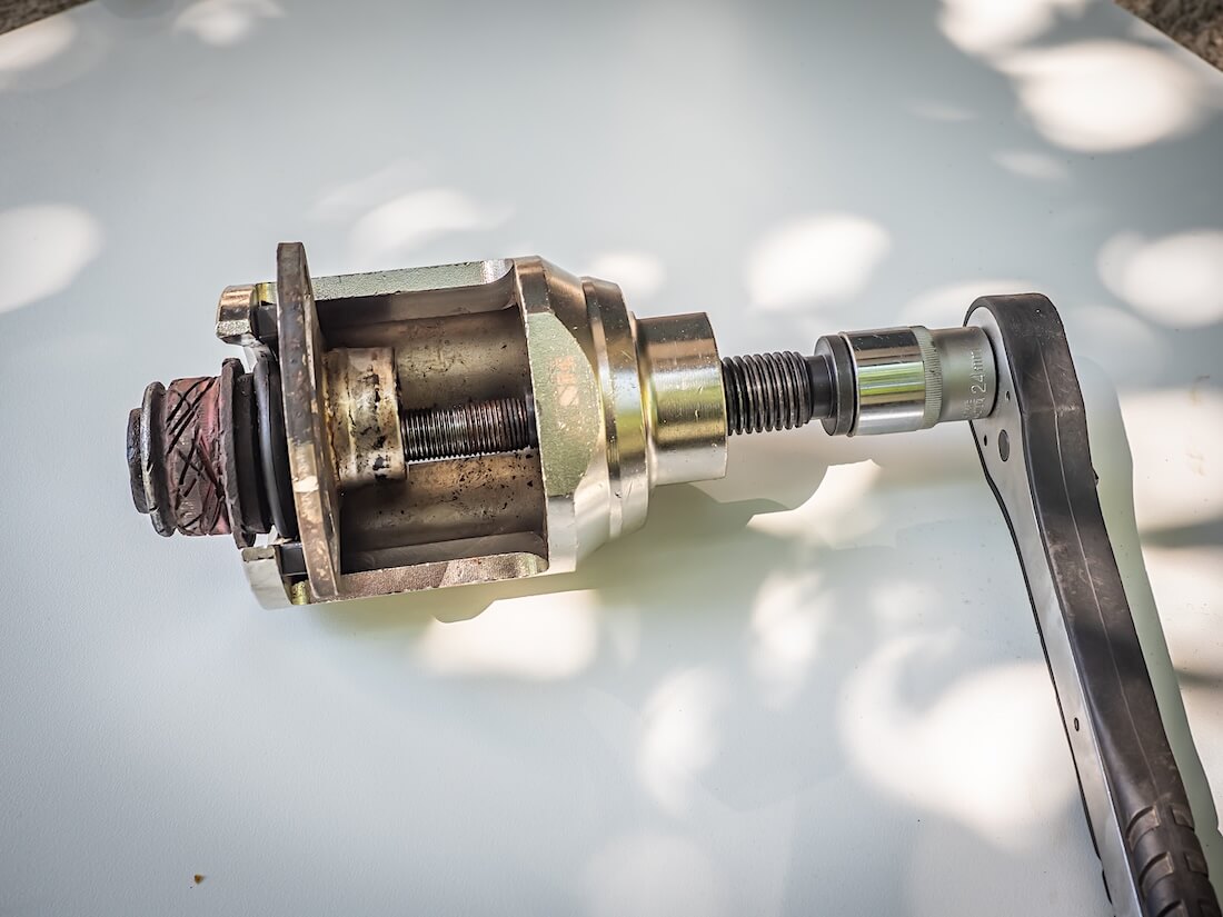 Volkswagen VW T4 säätölevyn irroittaminen yläpallonivelestä