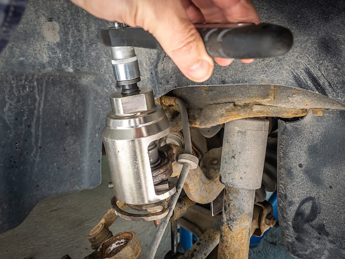 Volkswagen VW T4 yläpallonivelen irrottaminen työkalulla