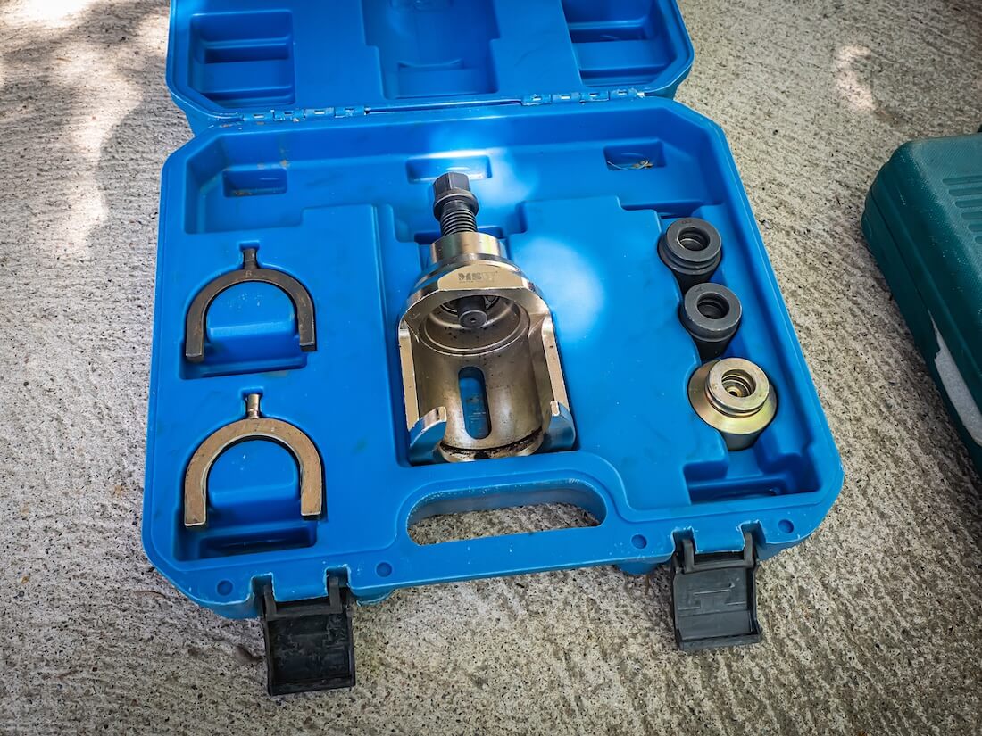 Volkswagen VW T4 pallonivelen irrotus- ja asennustyökalu