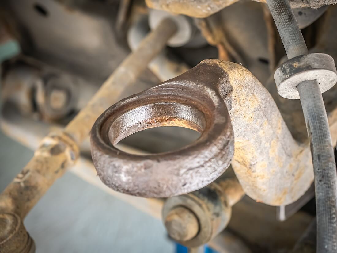 Volkswagen VW T4 yläpallonivelen kiinnityskohdan puhdistaminen tukivarresta