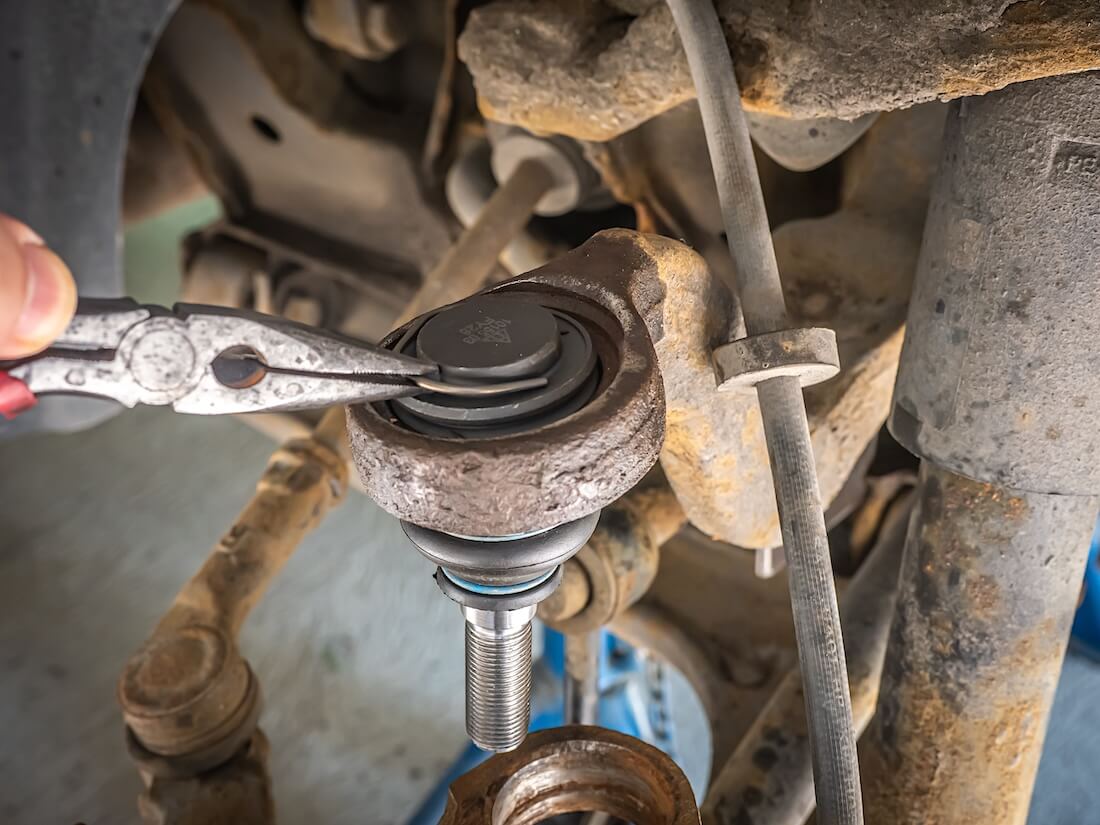 Volkswagen VW T4 yläpallonivelen lukitusrenkaan asentaminen