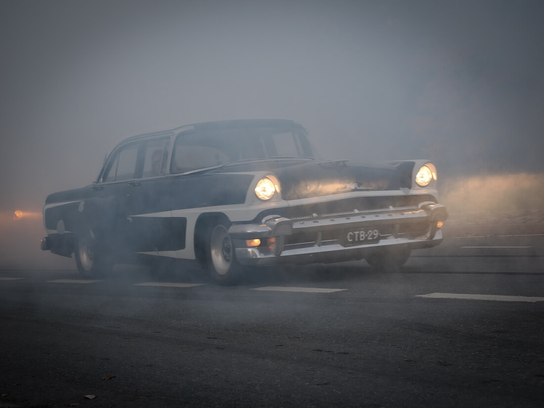 1956 Mercury Monterey savun seassa