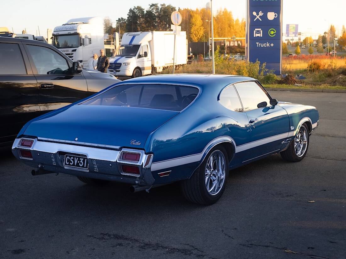 1971 Oldsmobile Cutlass 455 takaa