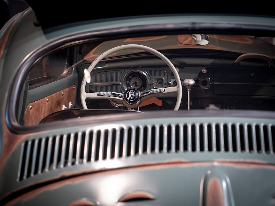 1964 VW Fakewagen V8 kupla takaikkunan läpi kuvattuna