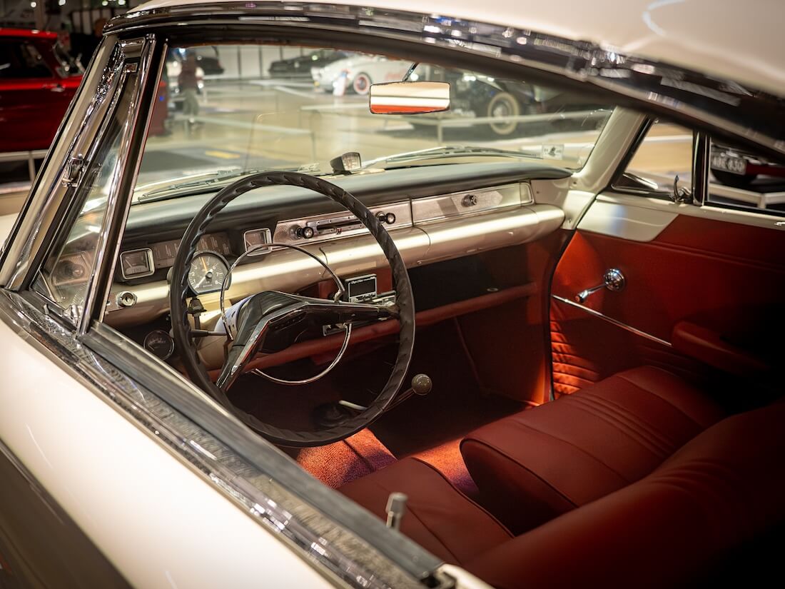 1962 Ford Consul Capri punainen sisusta