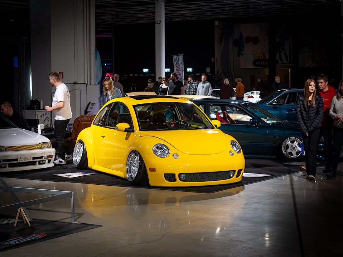 Madallettu keltainen 2003 Volkswagen New Beetle